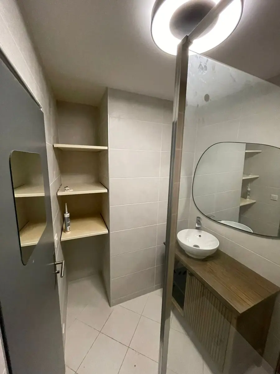 Salle de bain après rénovation — carrelage épuré moderne