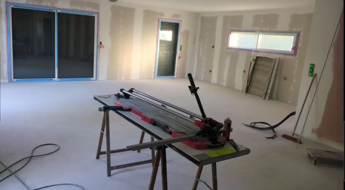 Salon avant rénovation — chantier en cours