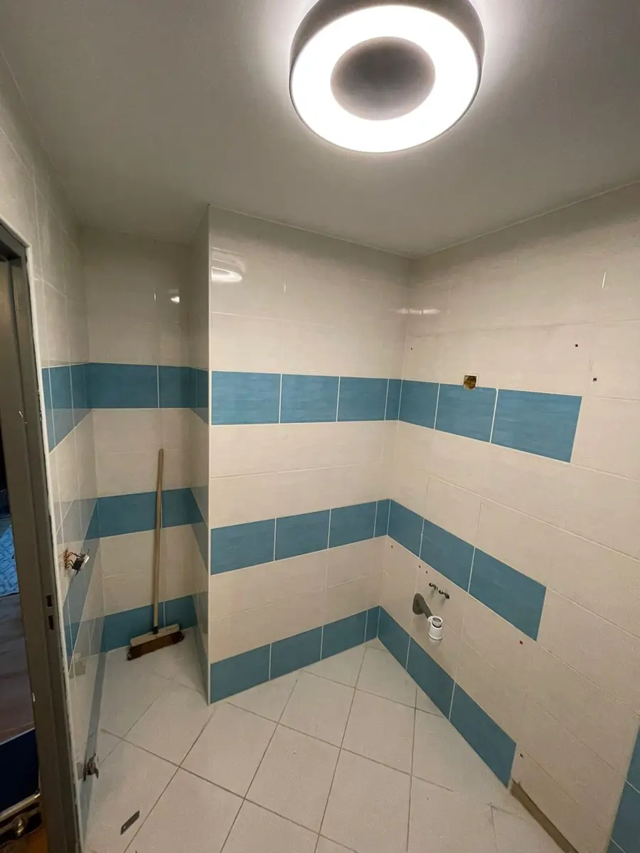Salle de bain avant rénovation — faïence bleue années 80