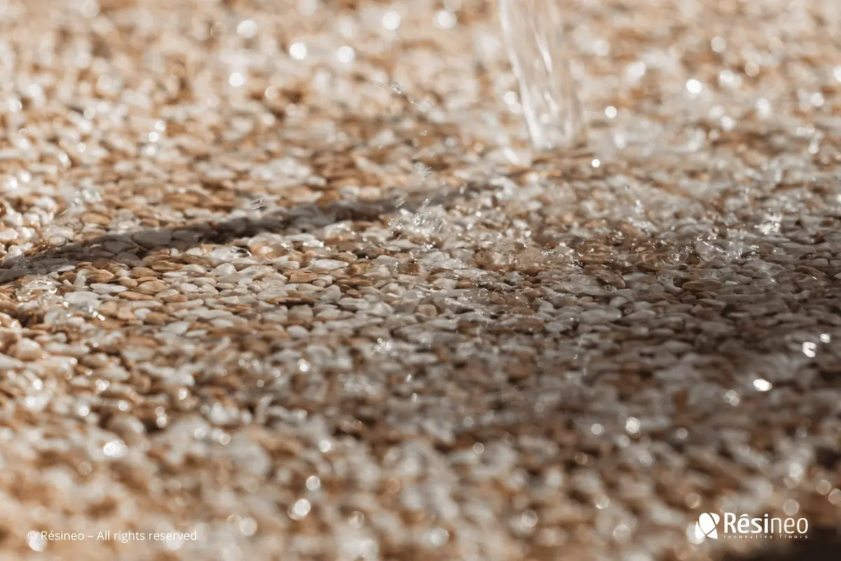 Drainage de la moquette de pierre — l'eau s'infiltre naturellement