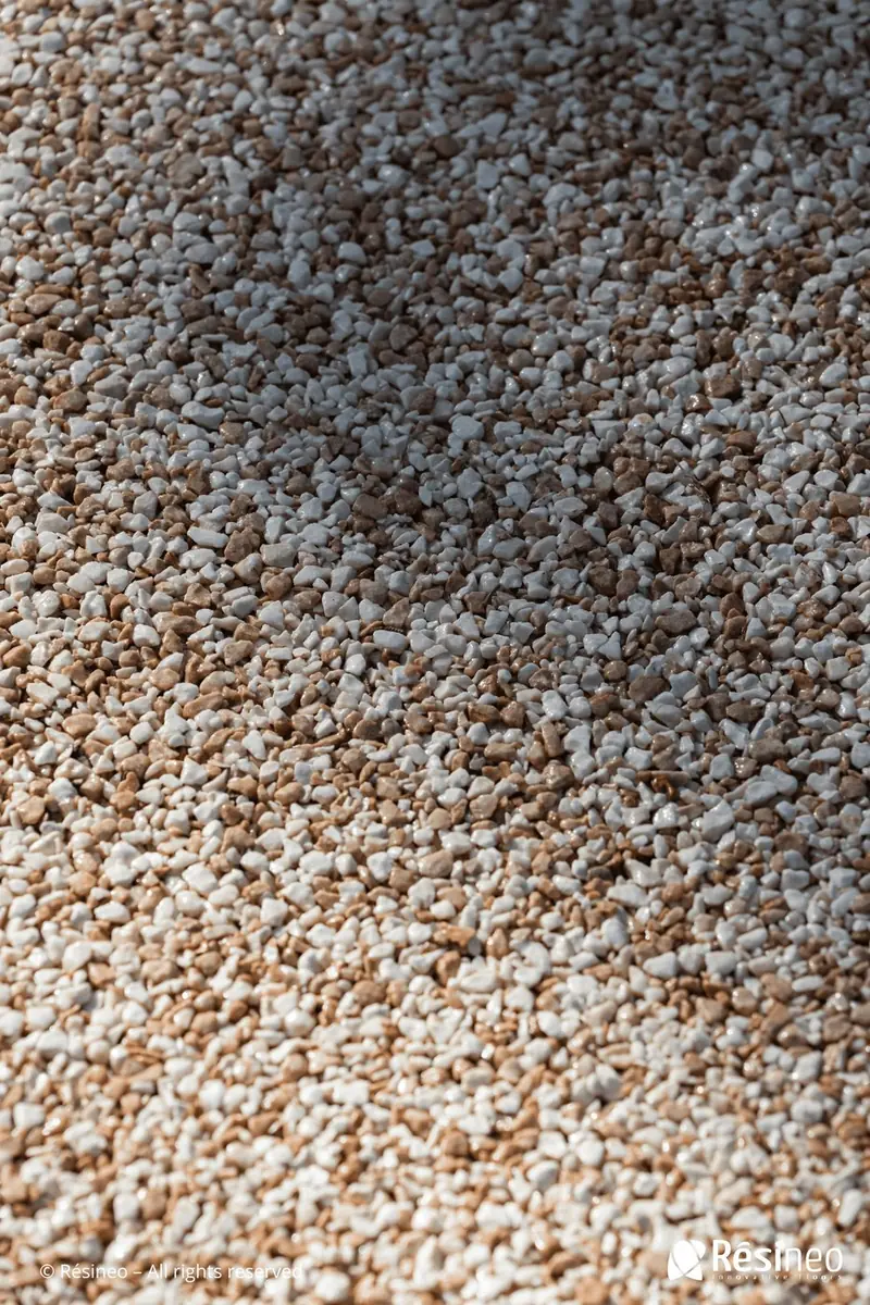 Granulats moquette de pierre multicolores — gris, beige et brun