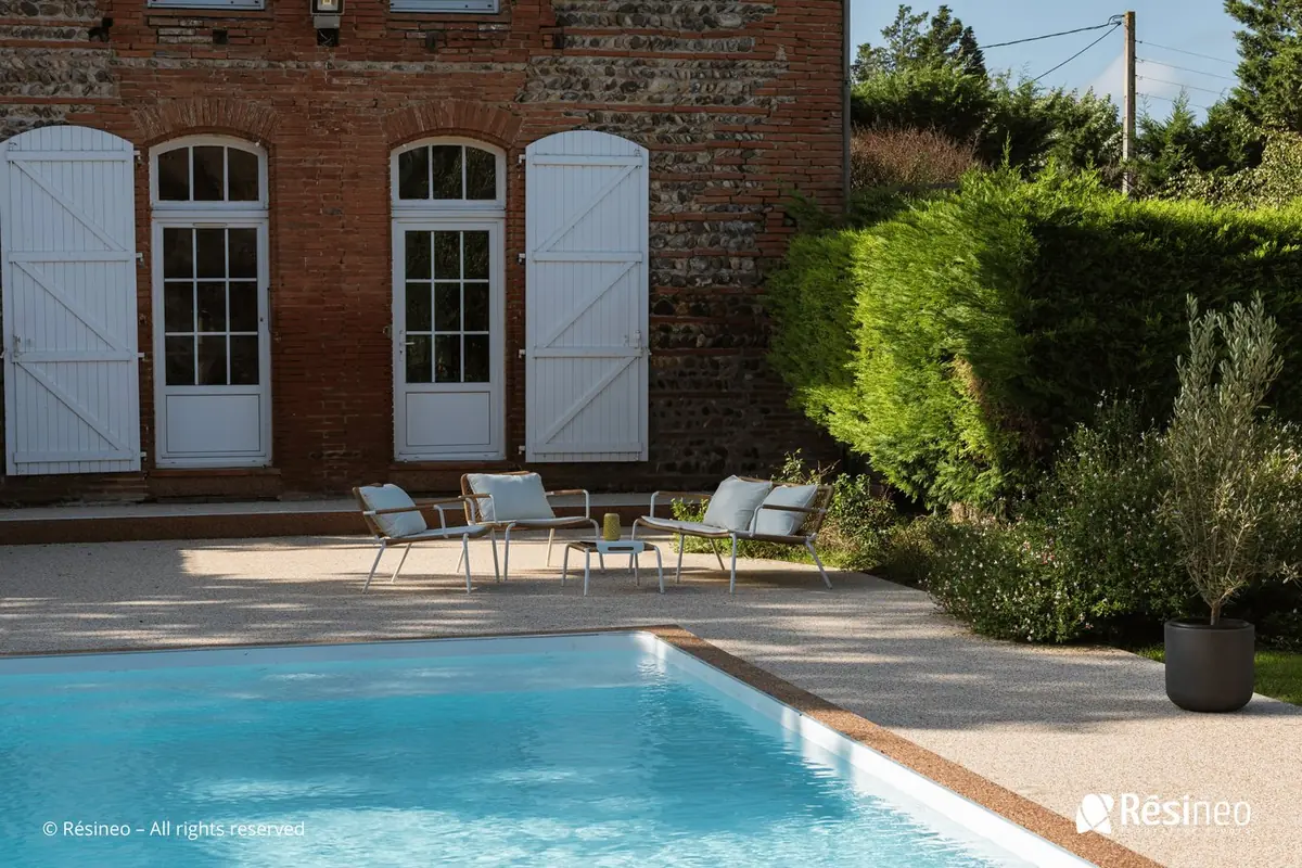 Terrasse de piscine en moquette de pierre — mas en briques