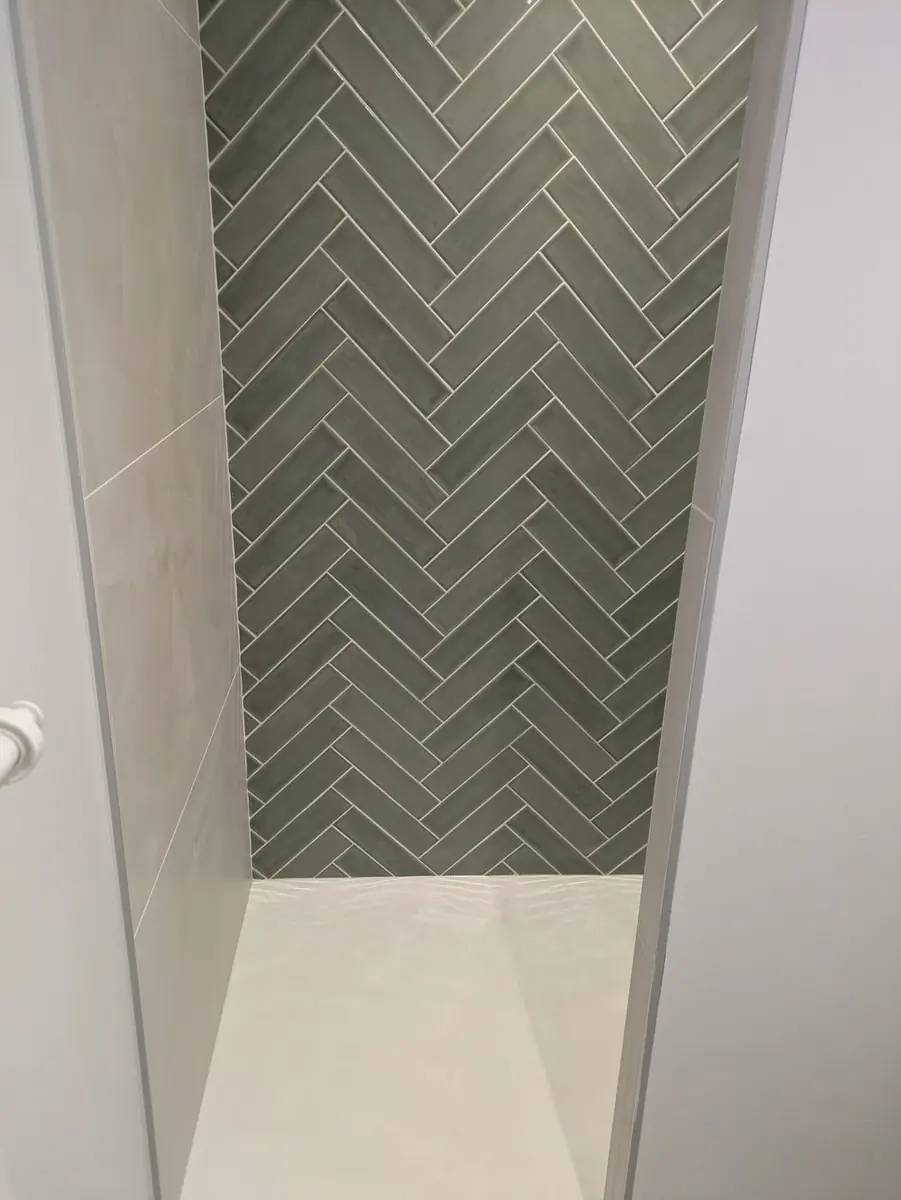 Douche italienne — pose en chevron