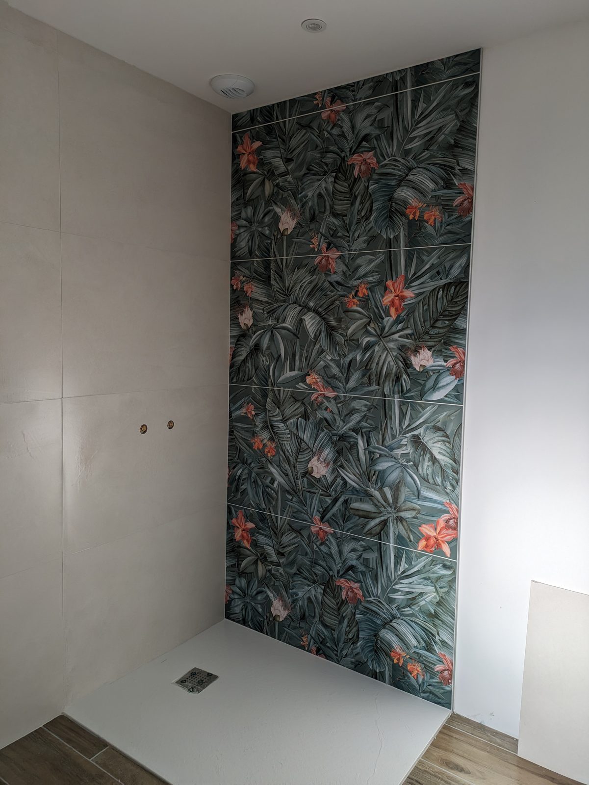 Douche italienne avec mur en carrelage tropical