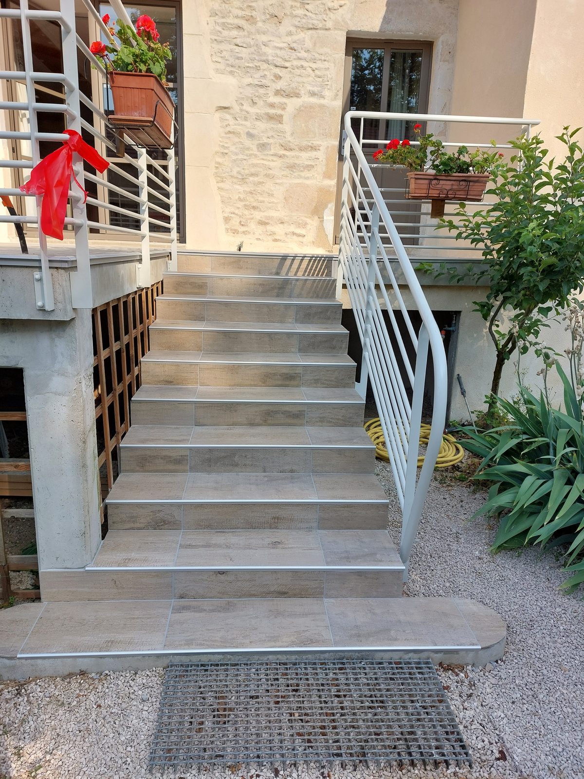 Escalier extérieur en carrelage effet bois