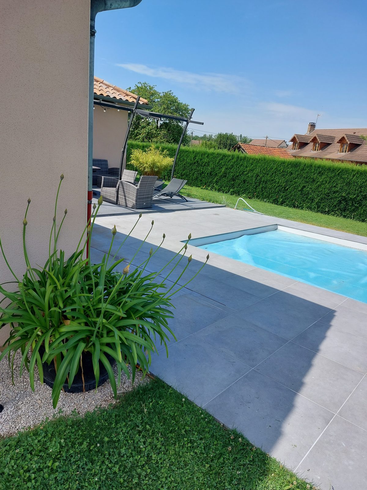 Tour de piscine en carrelage grand format gris